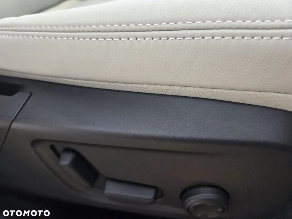 Volvo XC 40 B4 Plus Black Edition - 16