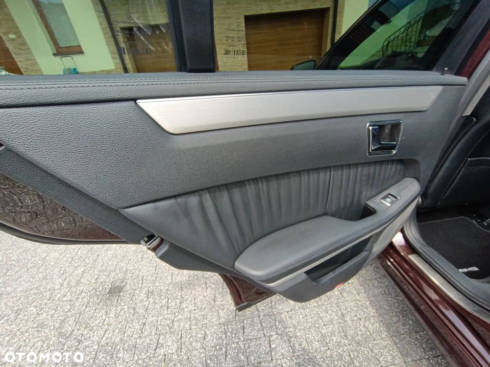 Mercedes-Benz Klasa E 300 CDI DPF BlueEFFICIENCY 7G-TRONIC Avantgarde - 32