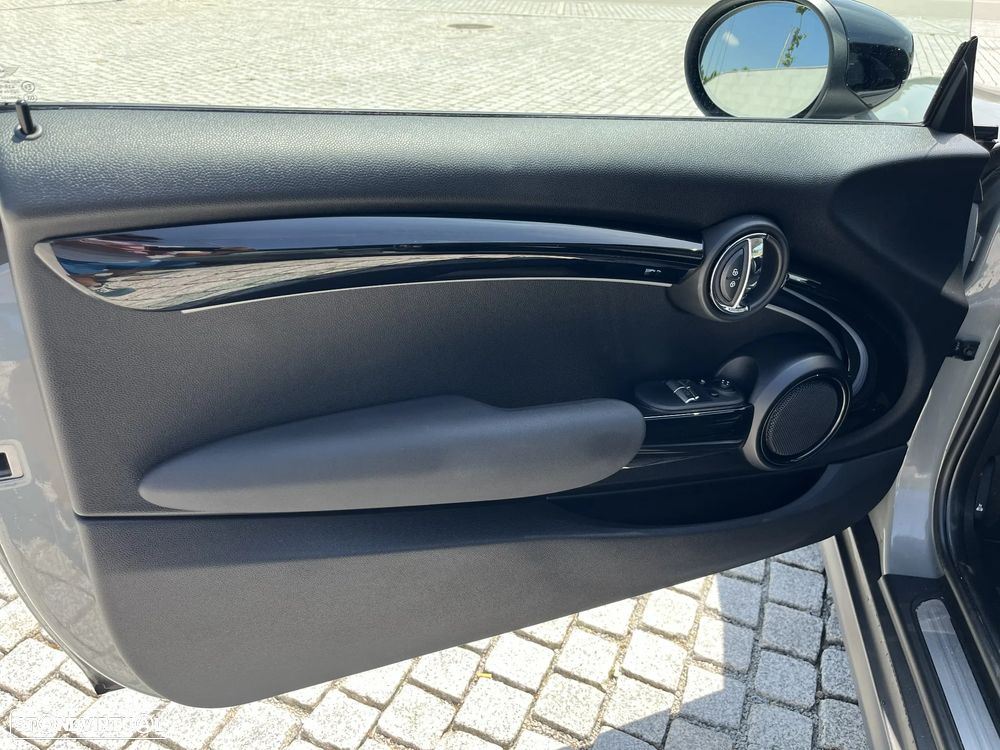 MINI 3 Portas Cooper Premium Essential Auto - 9
