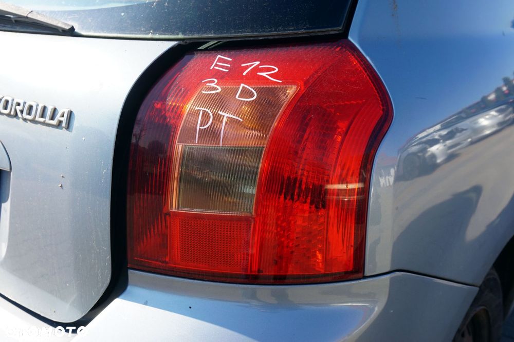 LAMPA TYLNA PRAWA COROLLA E12 3D HB  TOYOTA 2001-2004 - 1