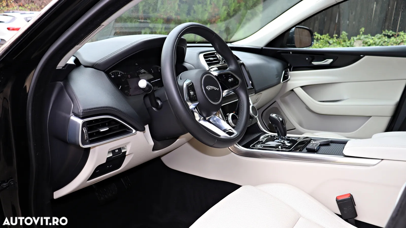 Jaguar XE D200 RWD MHEV R-Dynamic HSE - 23