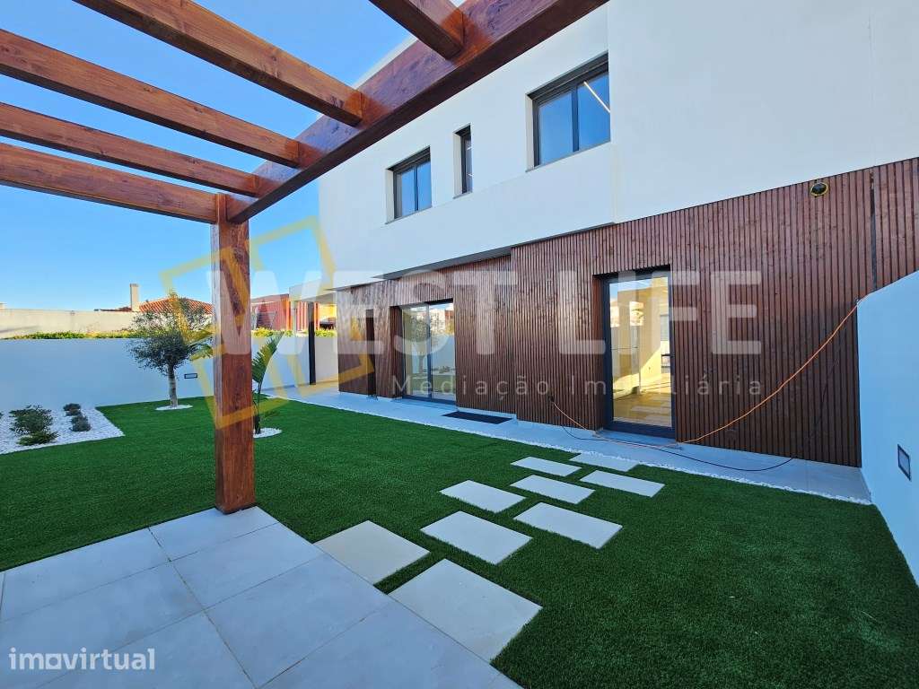 Arquitetura Contemporânea - NOVA - Moradia T4 com três suítes junto... - Grande imagem: 4/39