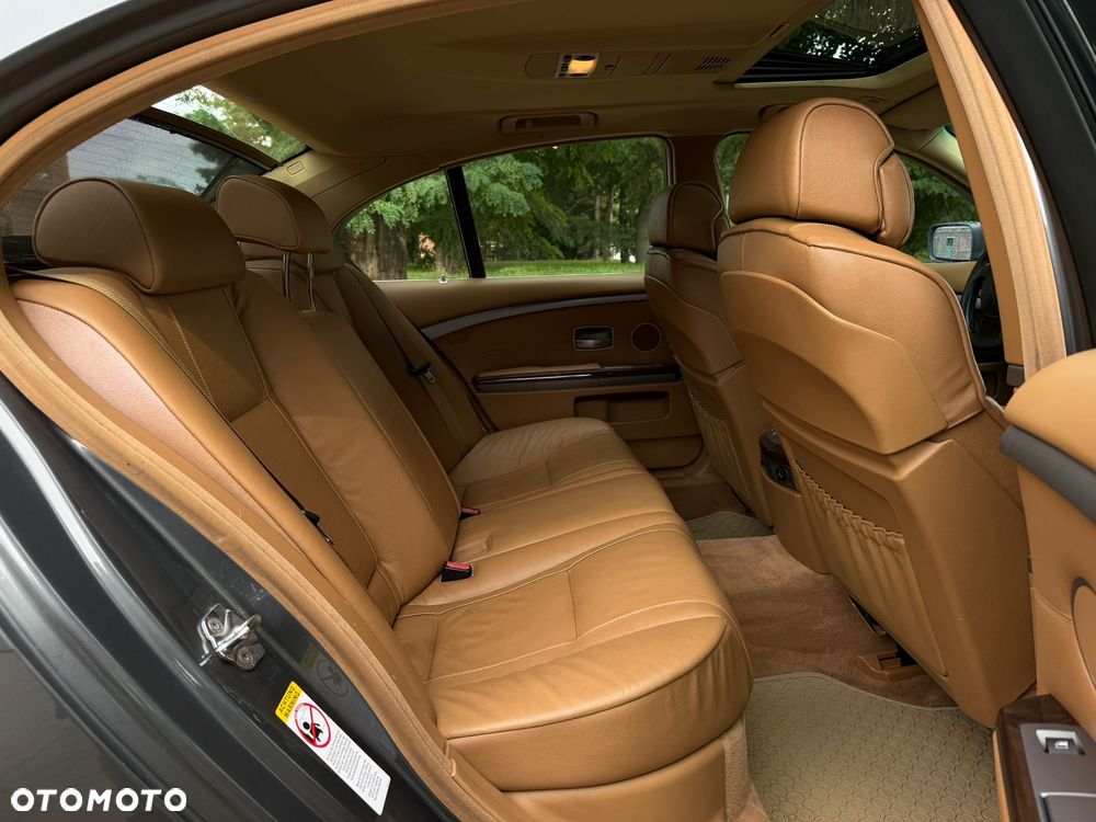 BMW Seria 7 750i - 8
