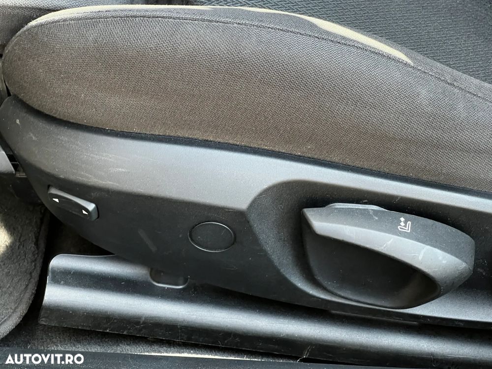 BMW Seria 3 318d DPF Touring - 15