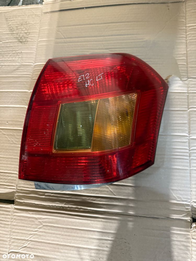 Lampa tył prawa, lewa Toyota Corolla E12 HB 01-04r. - 1