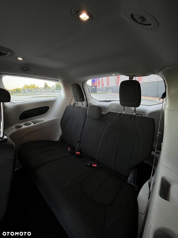 Chrysler Pacifica - 12