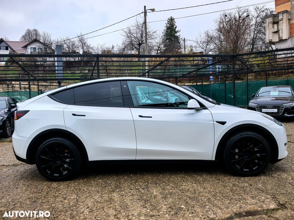 Tesla Model Y - 11