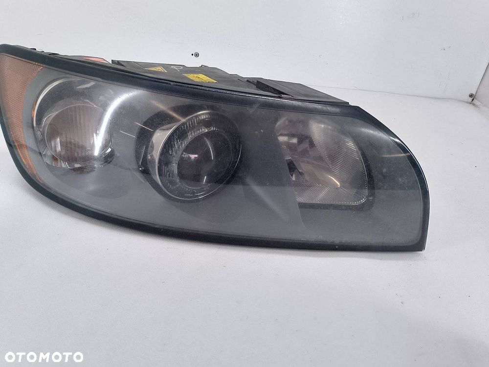 LAMPA PRZÓD PRAWA XENON VOLVO V50 30744682  0301198278  AL - 3