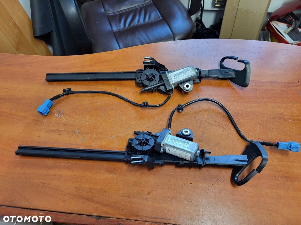 PODAJNIK PASA MERCEDES W205 CABRIO A2058600182 - 1