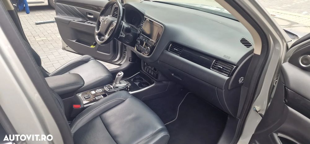 Mitsubishi Outlander 2.0 4WD Plug-In Hybrid Top - 8