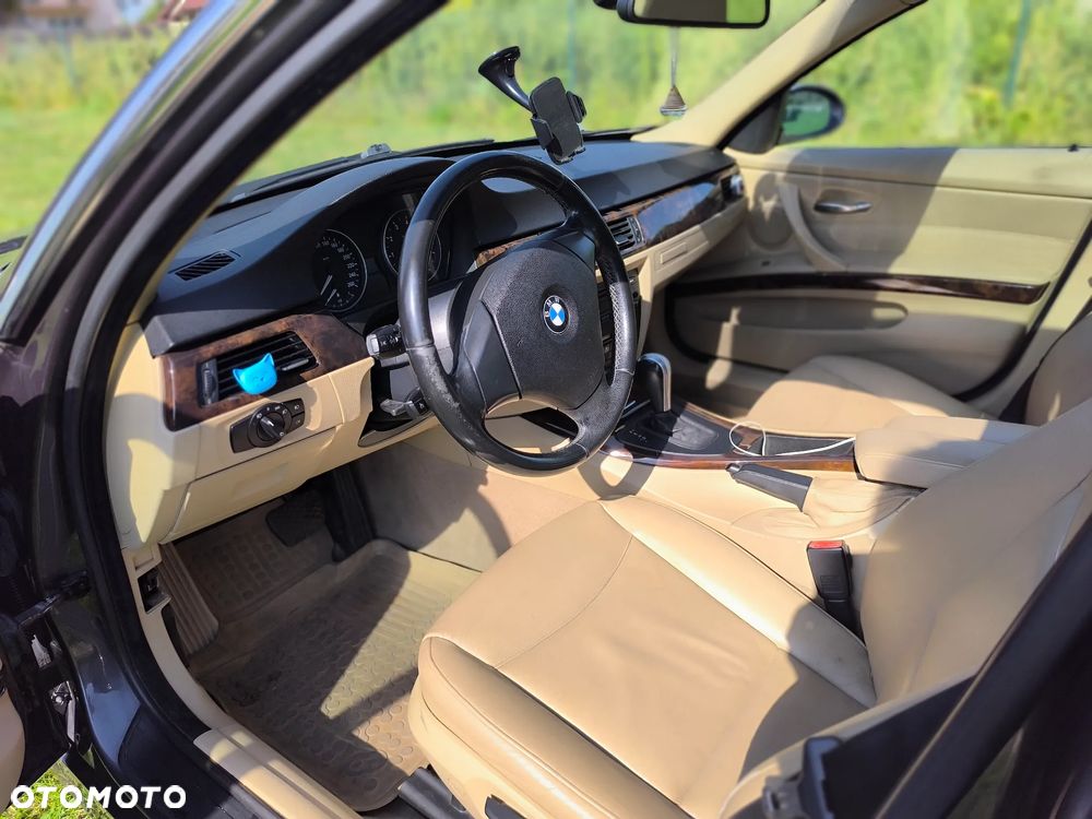 BMW Seria 3 325xi Touring - 8
