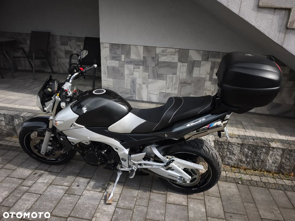 Suzuki GSR - 32