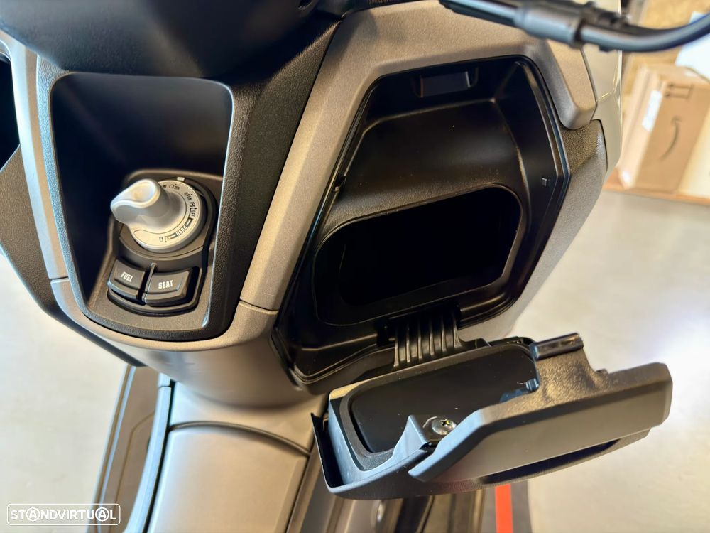 Yamaha NMAX Tech Max - 16