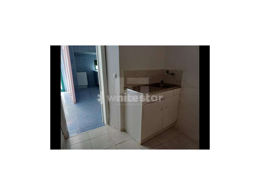 Moradia de tipologia T3 totalizando 196m2 de área bruta de construç... - Grande imagem: 5/6