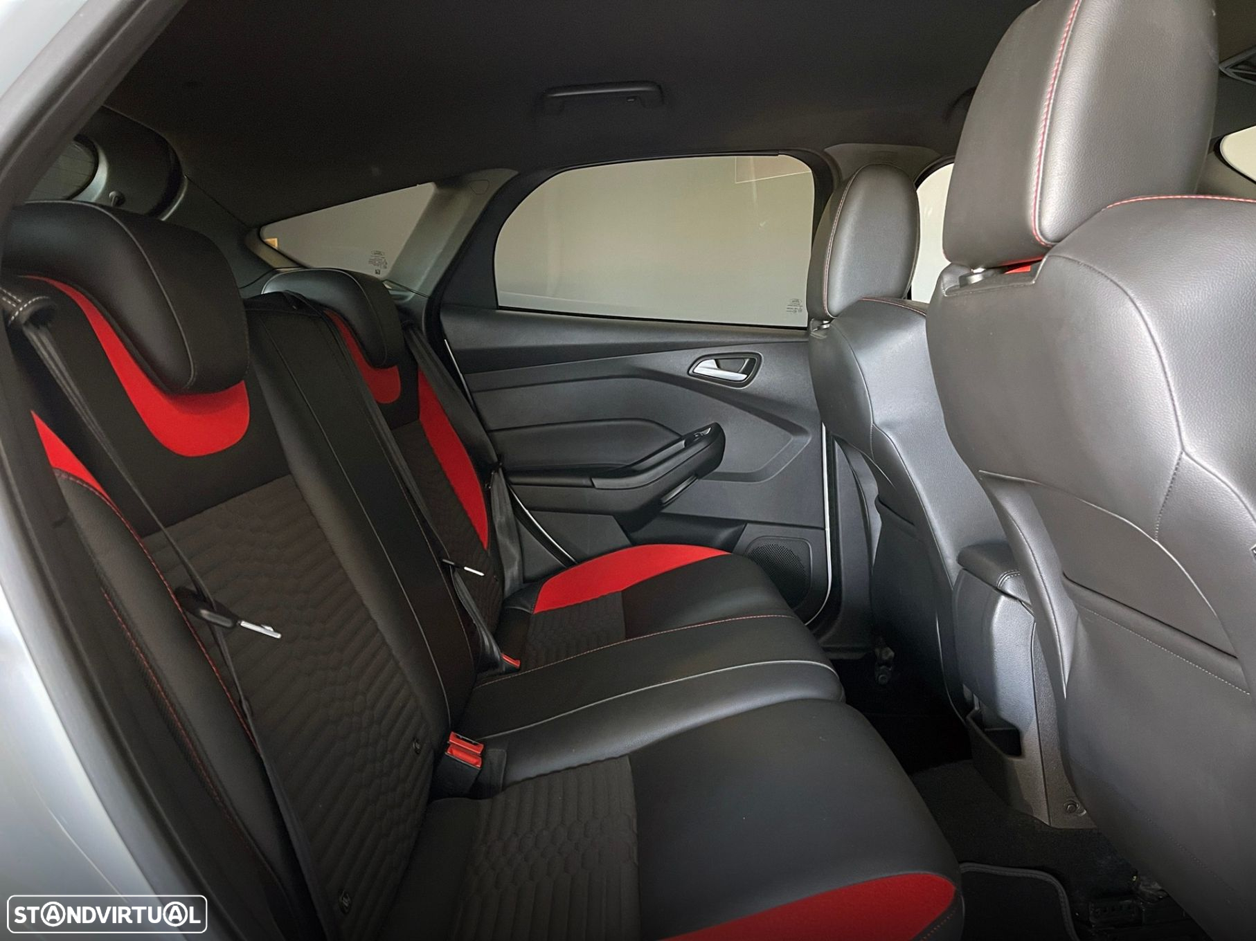 Ford Focus 2.0i ST-2 - 24