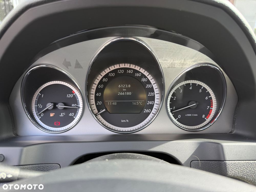 Mercedes-Benz Klasa C 180 CGI BlueEff Avantgarde - 27