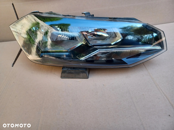 Lampa przednia prawa VW Polo VI 6 oryg 2G1