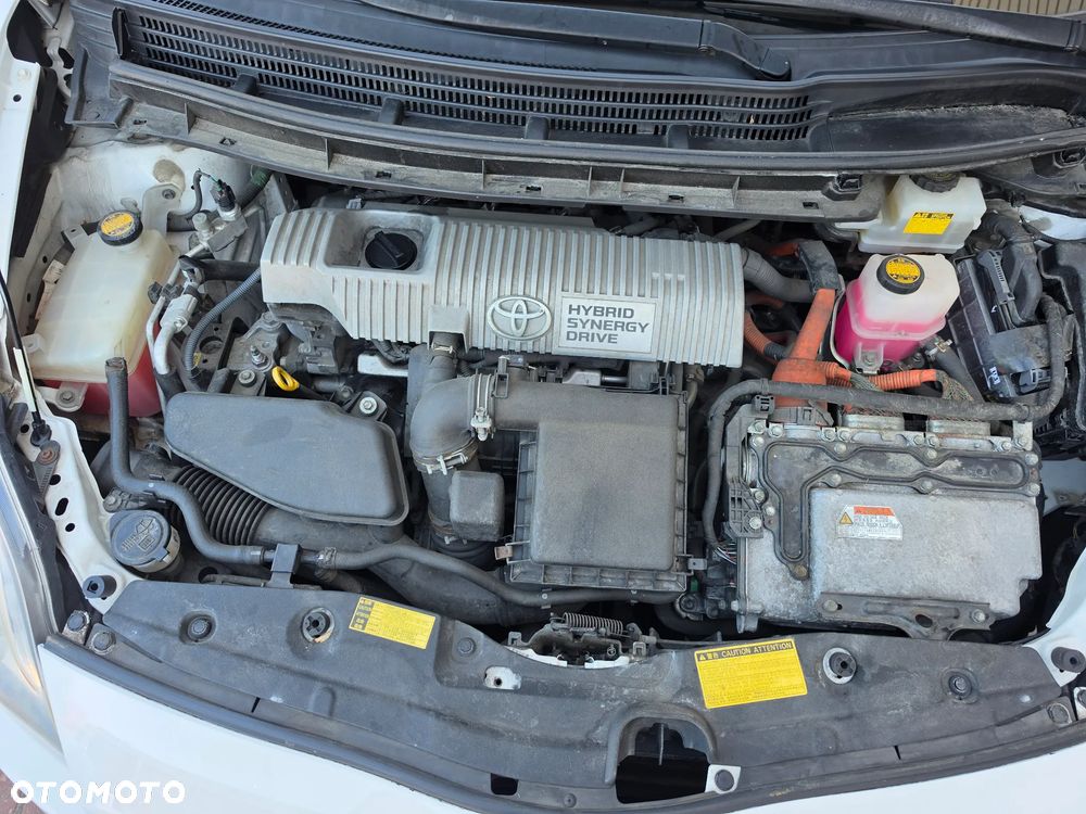 Toyota Prius (Hybrid) - 12
