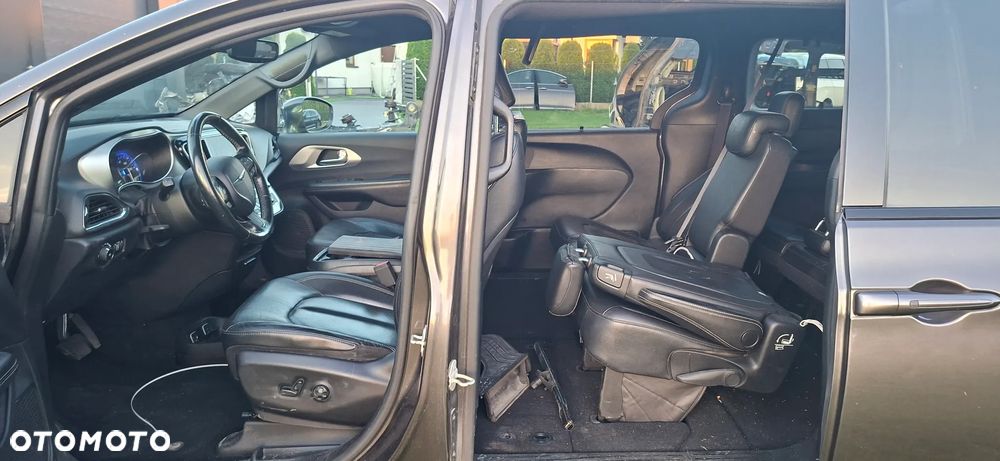 Chrysler Pacifica - 16
