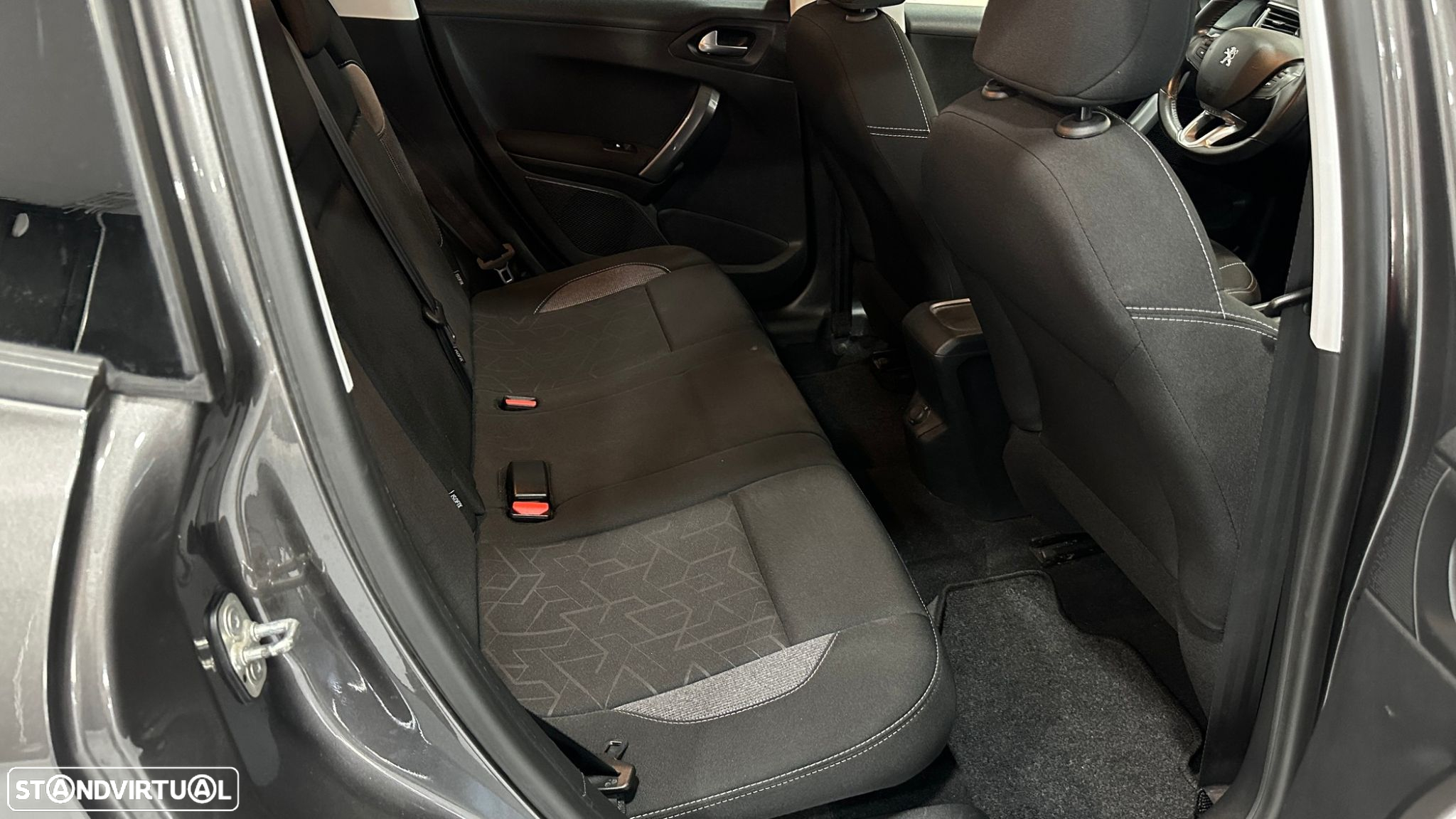 Peugeot 2008 1.6 BlueHDi Style - 46