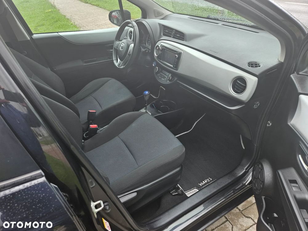 Toyota Yaris Hybrid 100 Sol - 11