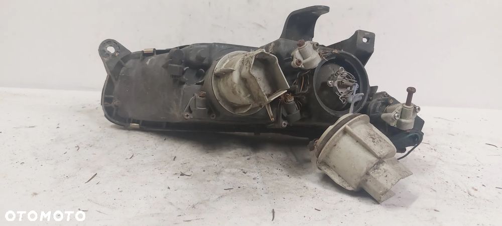 .  PRZOD PRZEDNIA LAMPA PRAWA MAZDA 323F - 4