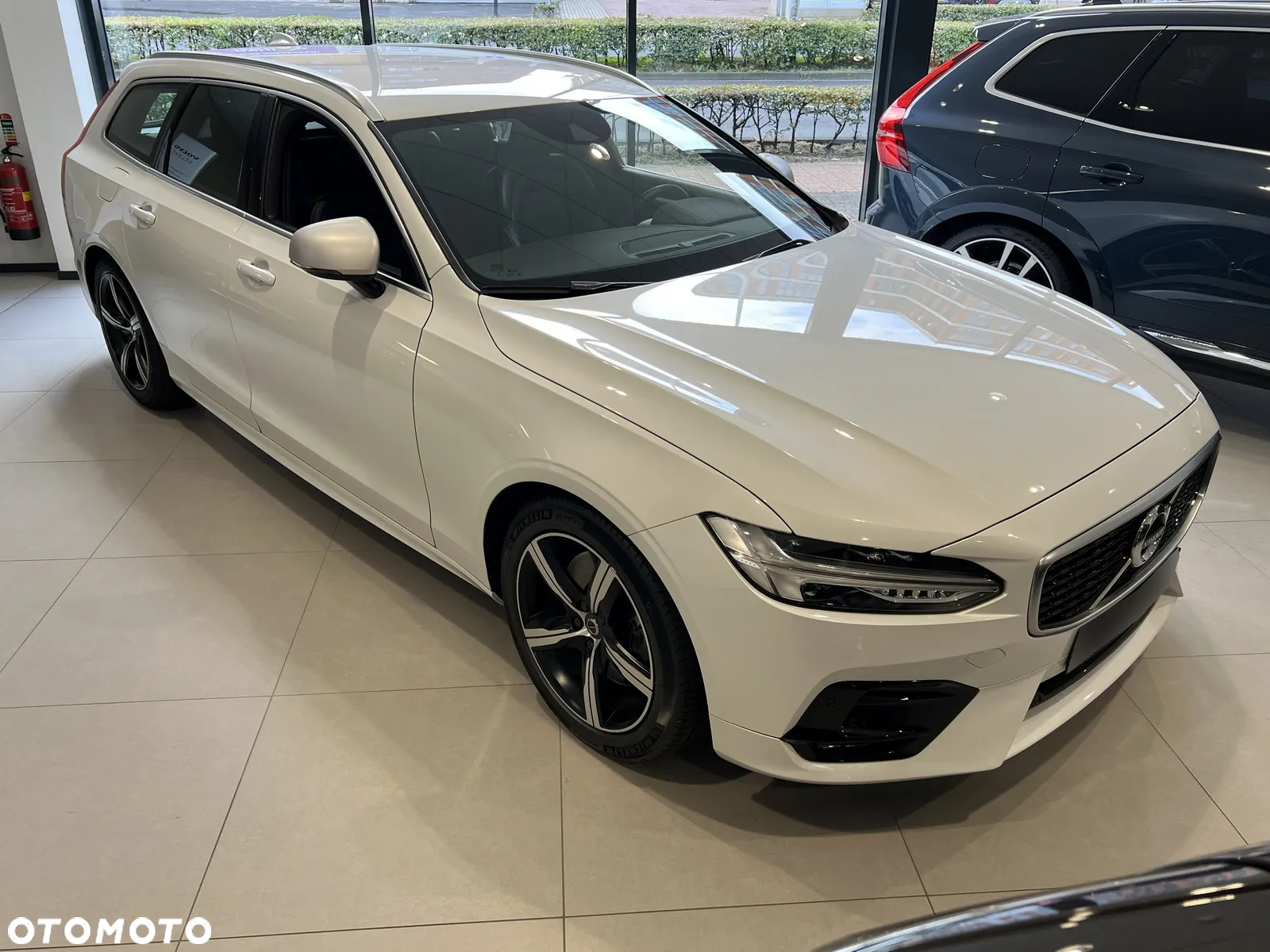 Volvo V90 D5 AWD R-Design - 4