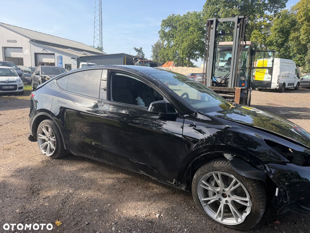 Tesla Model Y Long Range AWD - 4