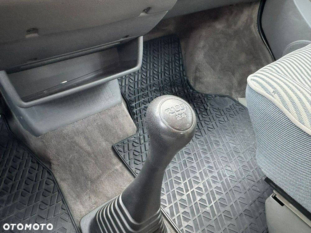 Volkswagen Caravelle - 13