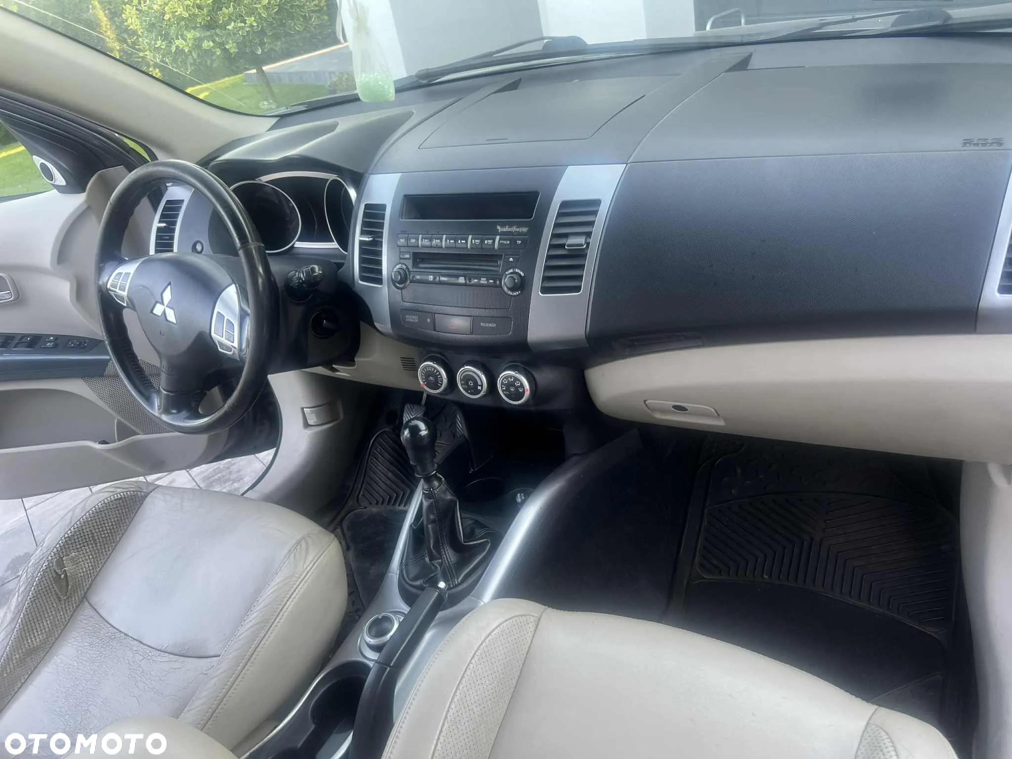 Mitsubishi Outlander - 12