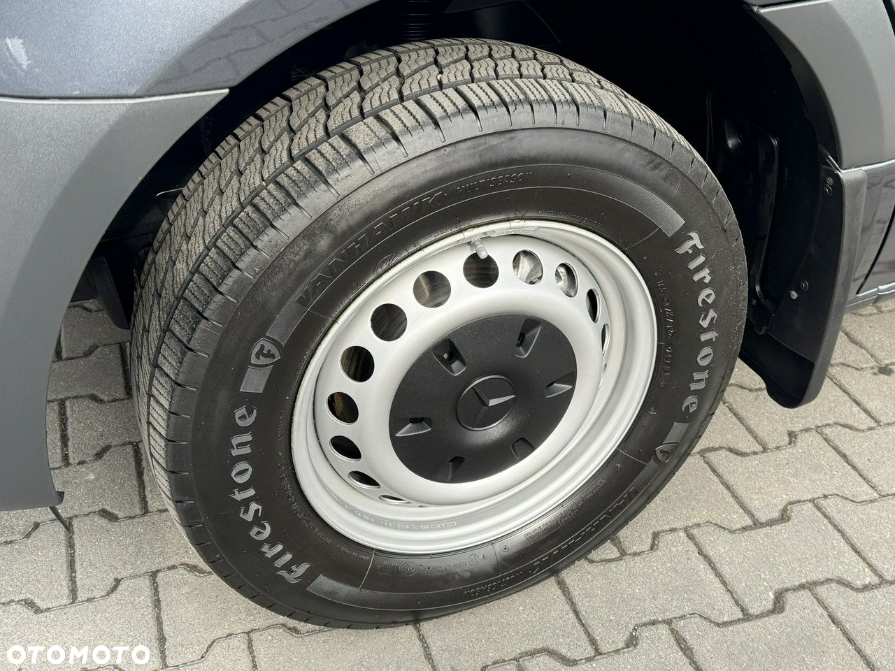 Mercedes-Benz 319 - 8