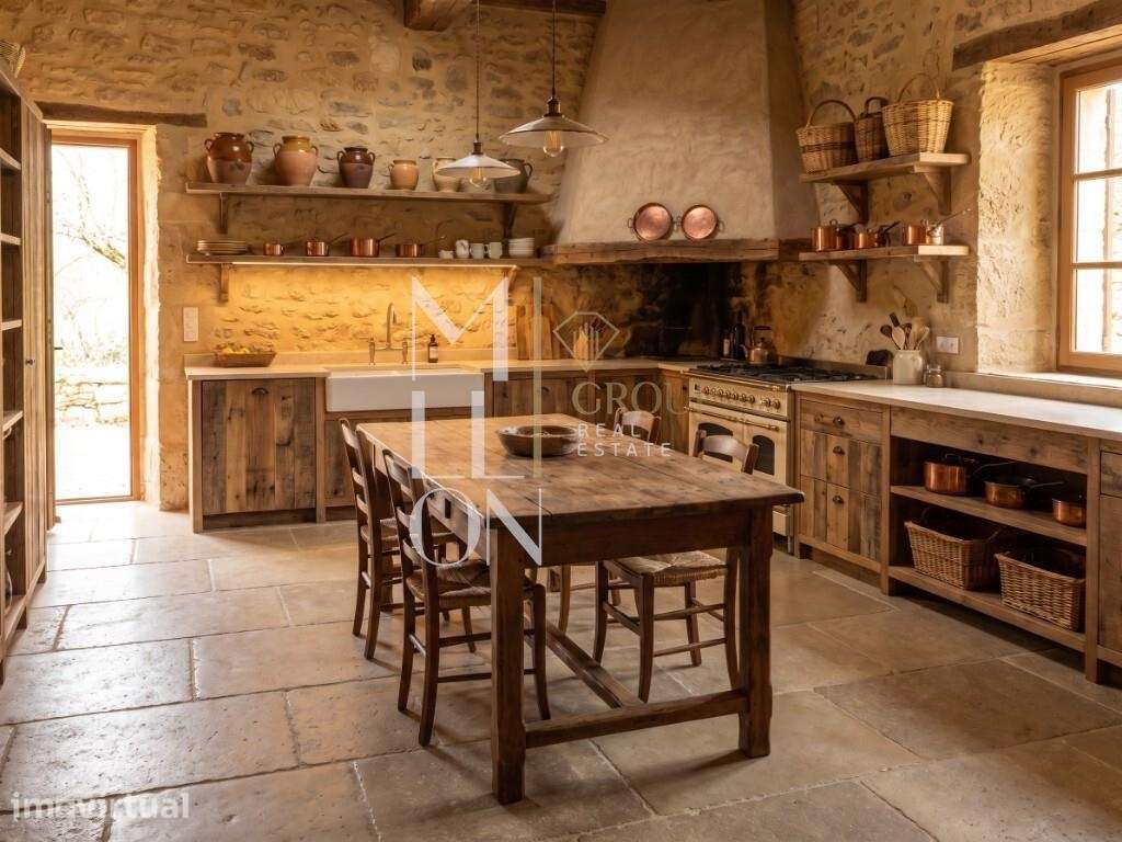 Casa em pedra com áreas generosas para renovação total. - Grande imagem: 5/10