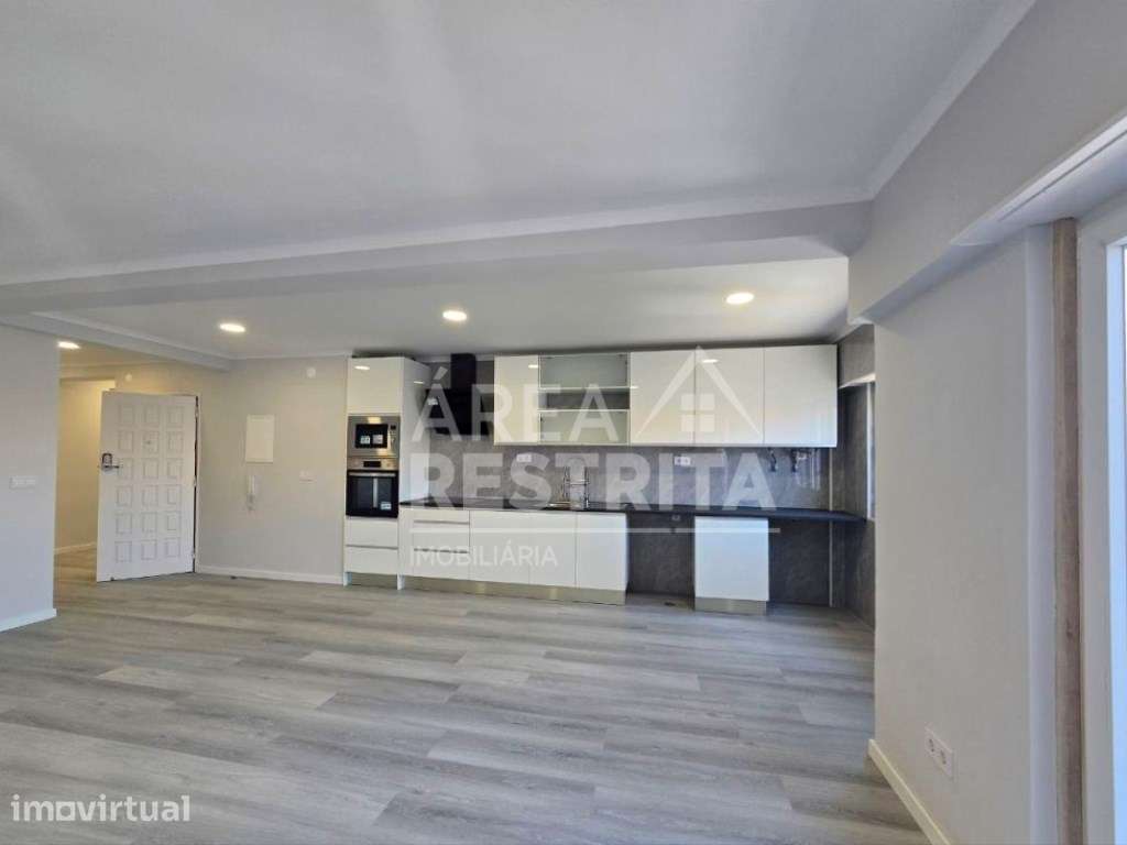 Apartamento T4, totalmente remodelado, na Cruz de Pau - Grande imagem: 5/31