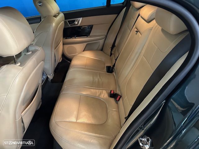 Jaguar XF 3.0 D V6 S Portfolio - 12