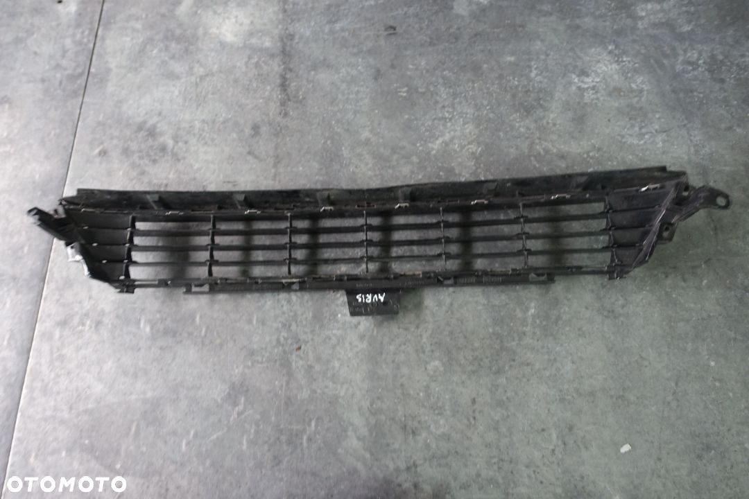 KRATKA ŚRODKOWA ZDERZAKA AURIS II LIFT - 2