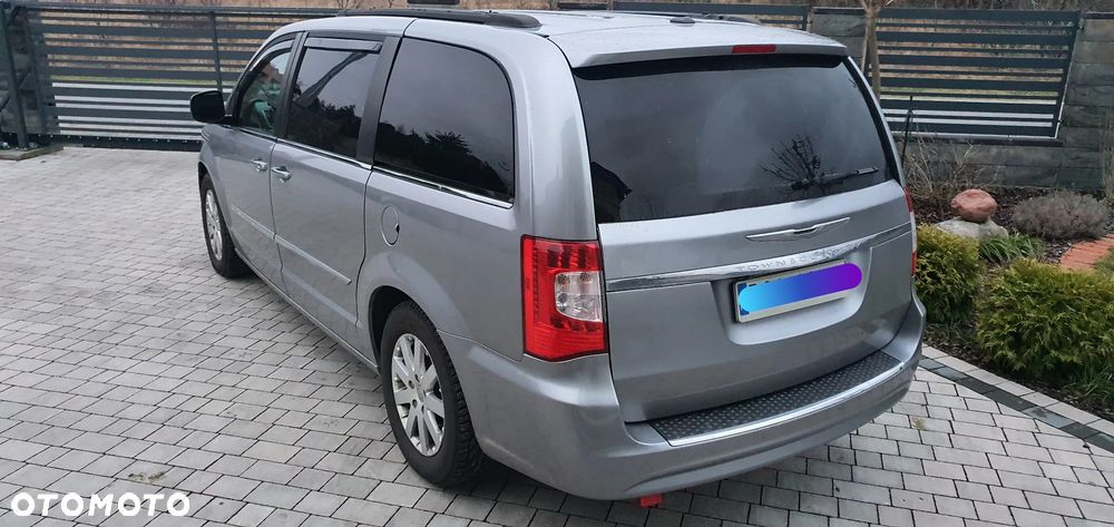 Chrysler Town & Country - 3