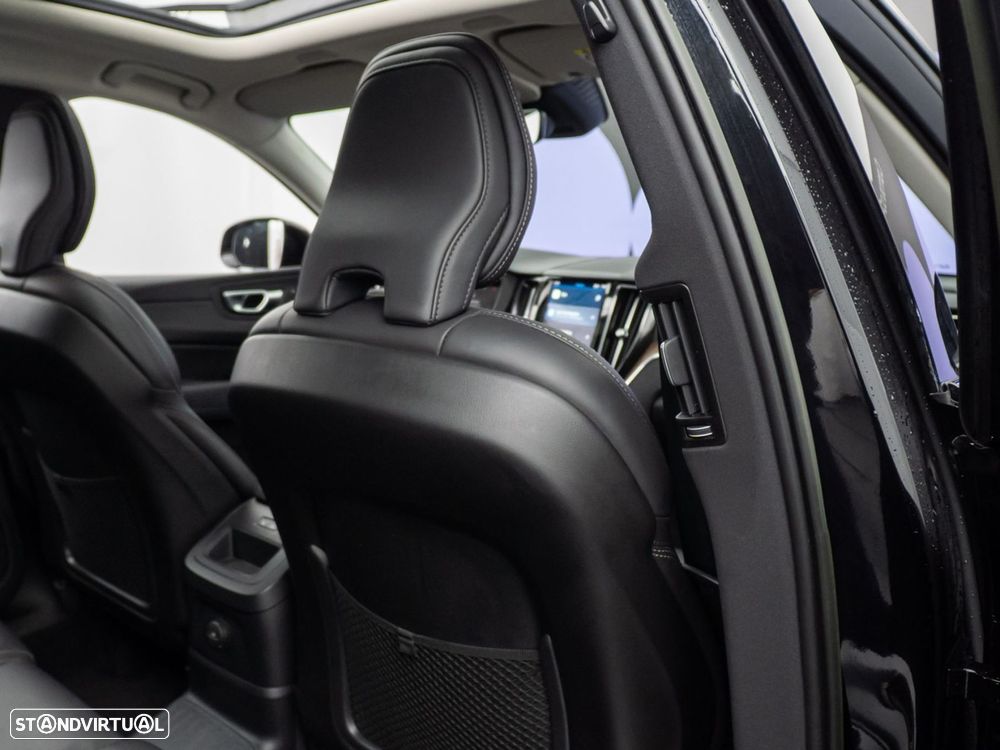 Volvo XC 60 2.0 T6 PHEV Plus Dark - 44