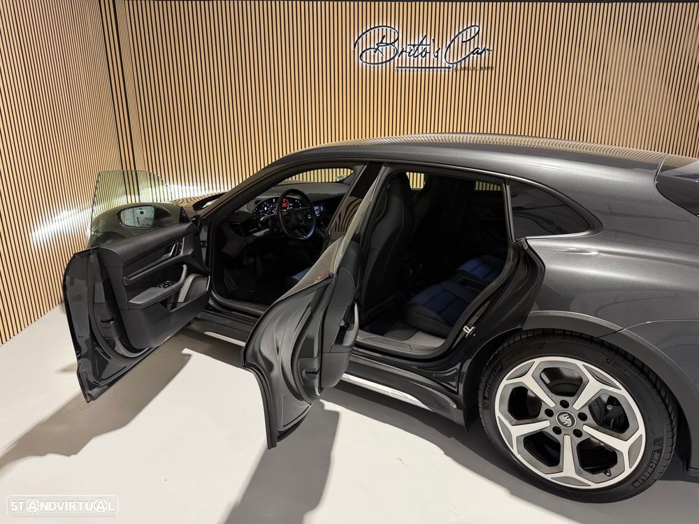 Porsche Taycan Cross Turismo 4 - 5