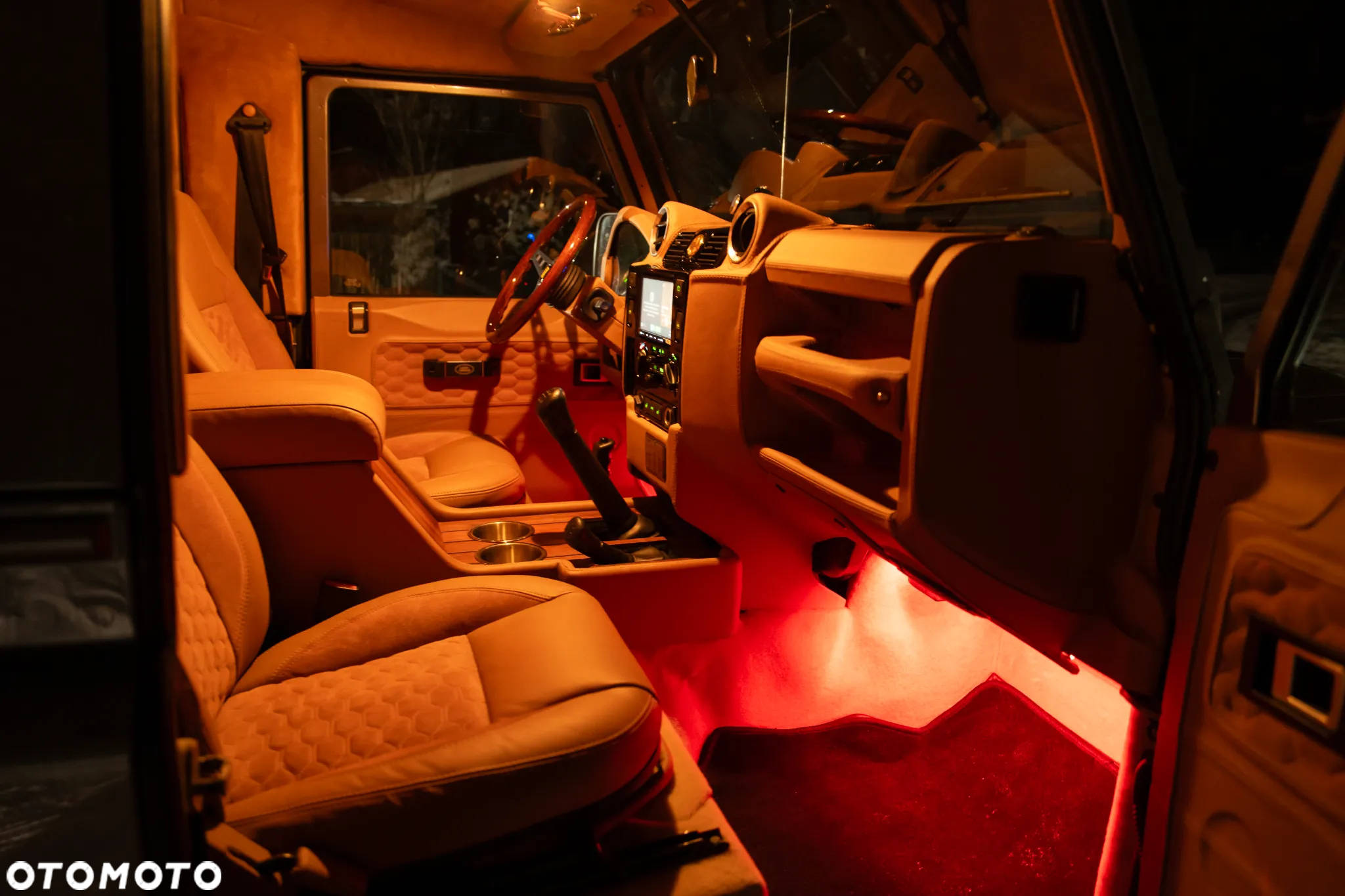 Land Rover Defender - 22