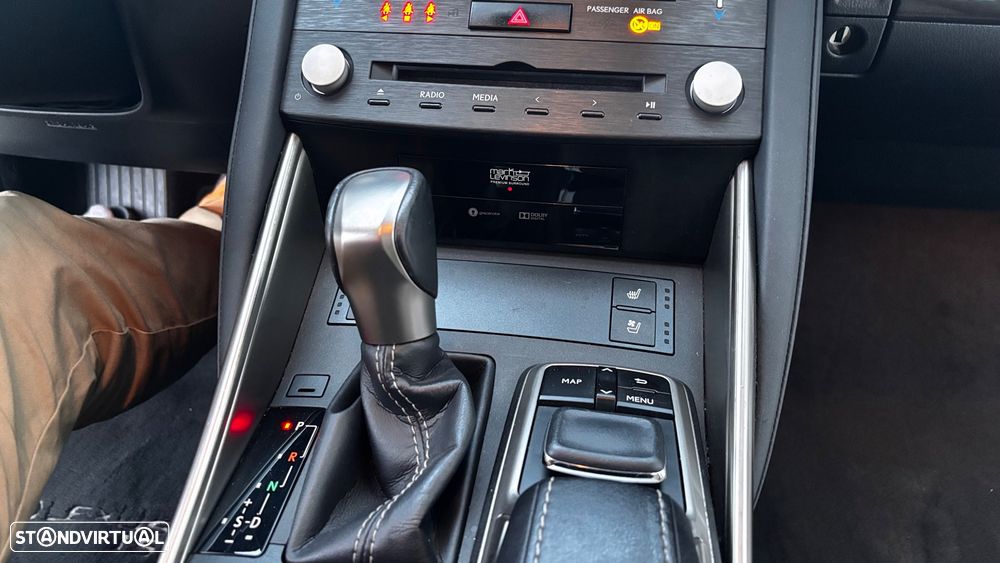 Lexus IS 300H Luxury - 36