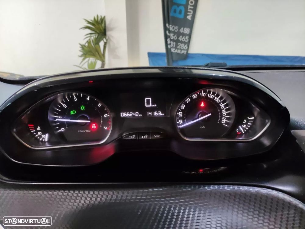 Peugeot 208 1.2 PureTech Signature - 17