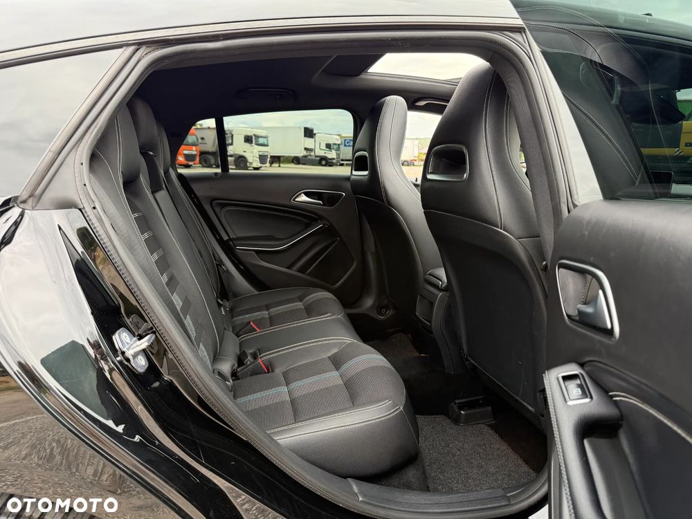 Mercedes-Benz CLA 220 4Matic 7G-DCT AMG Line - 33