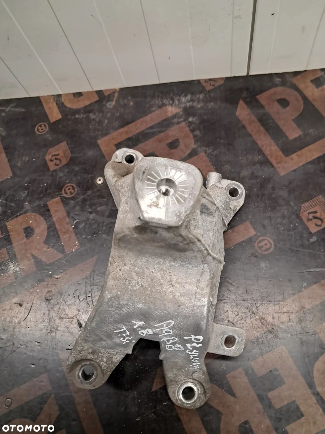 Łapa Wspornik Mocowanie Silnika Prawe Prawa 8K0199308BD A4 B8 A5 - 1