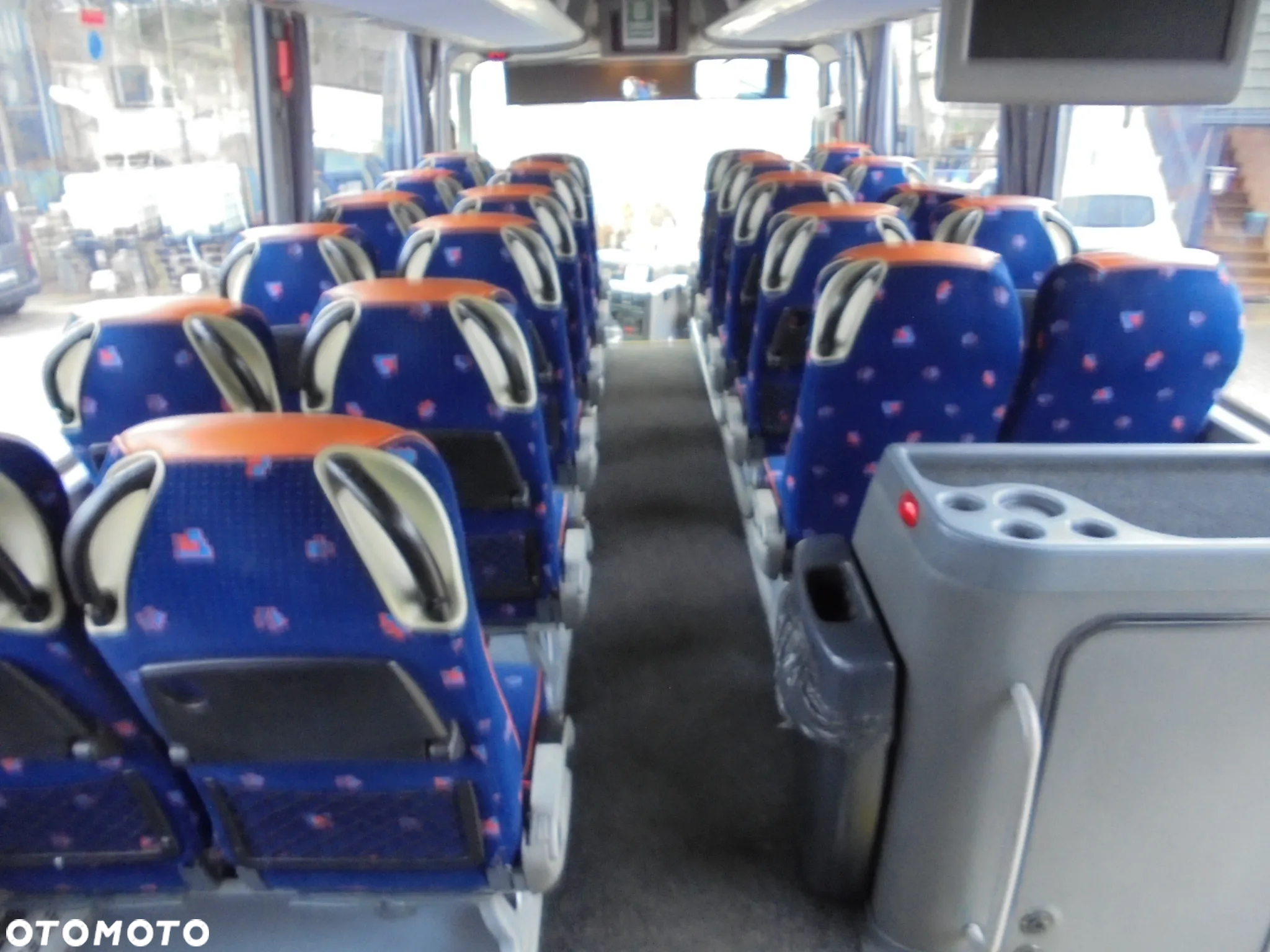 MAN R07 Lions Coach - 7