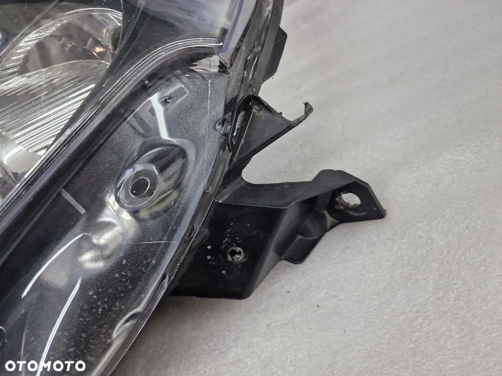 RENAULT CLIO 3 III LIFT 09-12 LEWA LAMPA PRZEDNIA PRZÓD SOCZEWKA , NR 260107046R , NR AUKCJI LA304 - 9