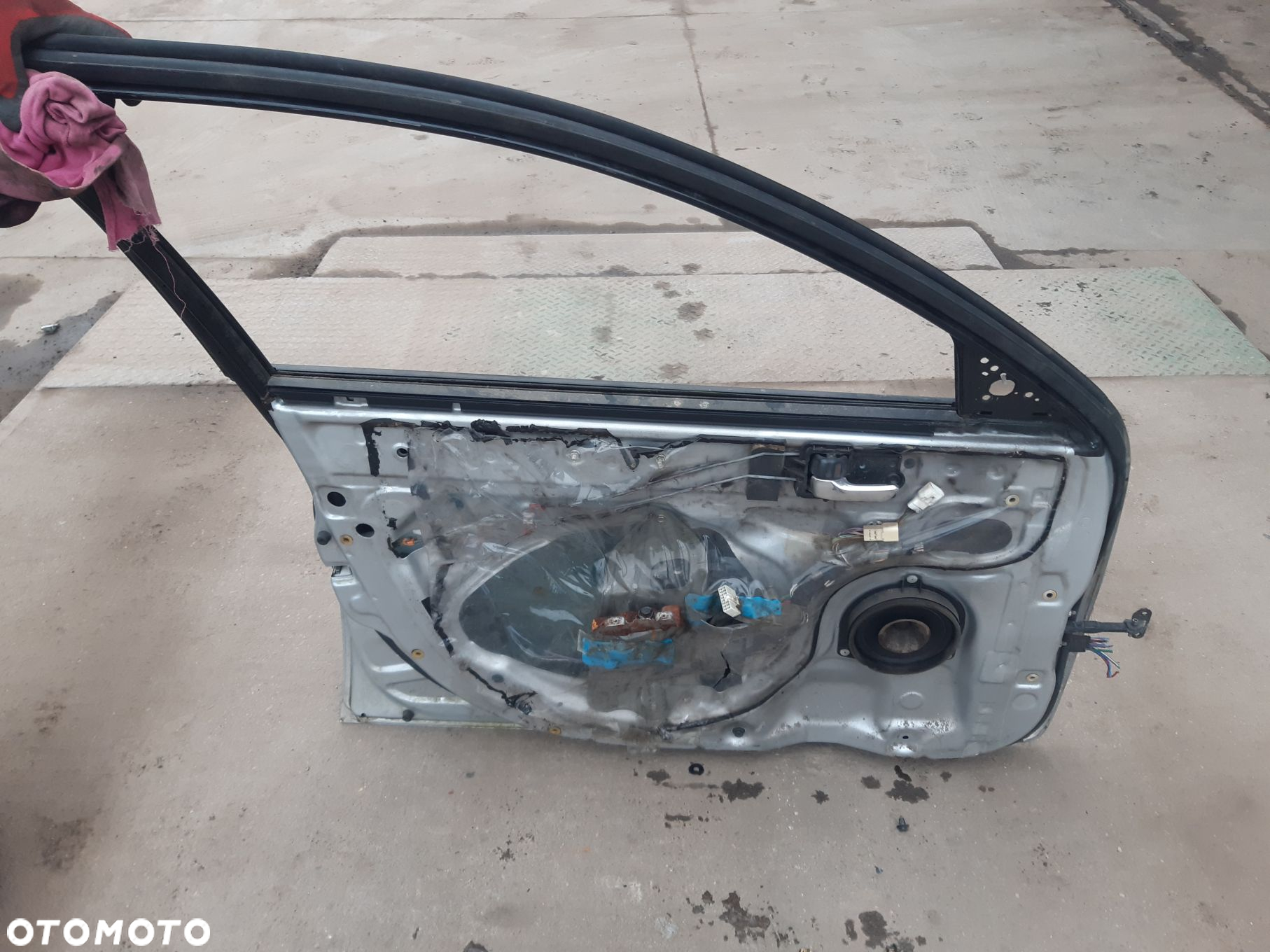 DRZWI LEWY PRZÓD KOMBI

 TOYOTA
 AVENSIS I T22 - 3