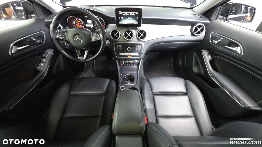 Mercedes-Benz GLA - 8