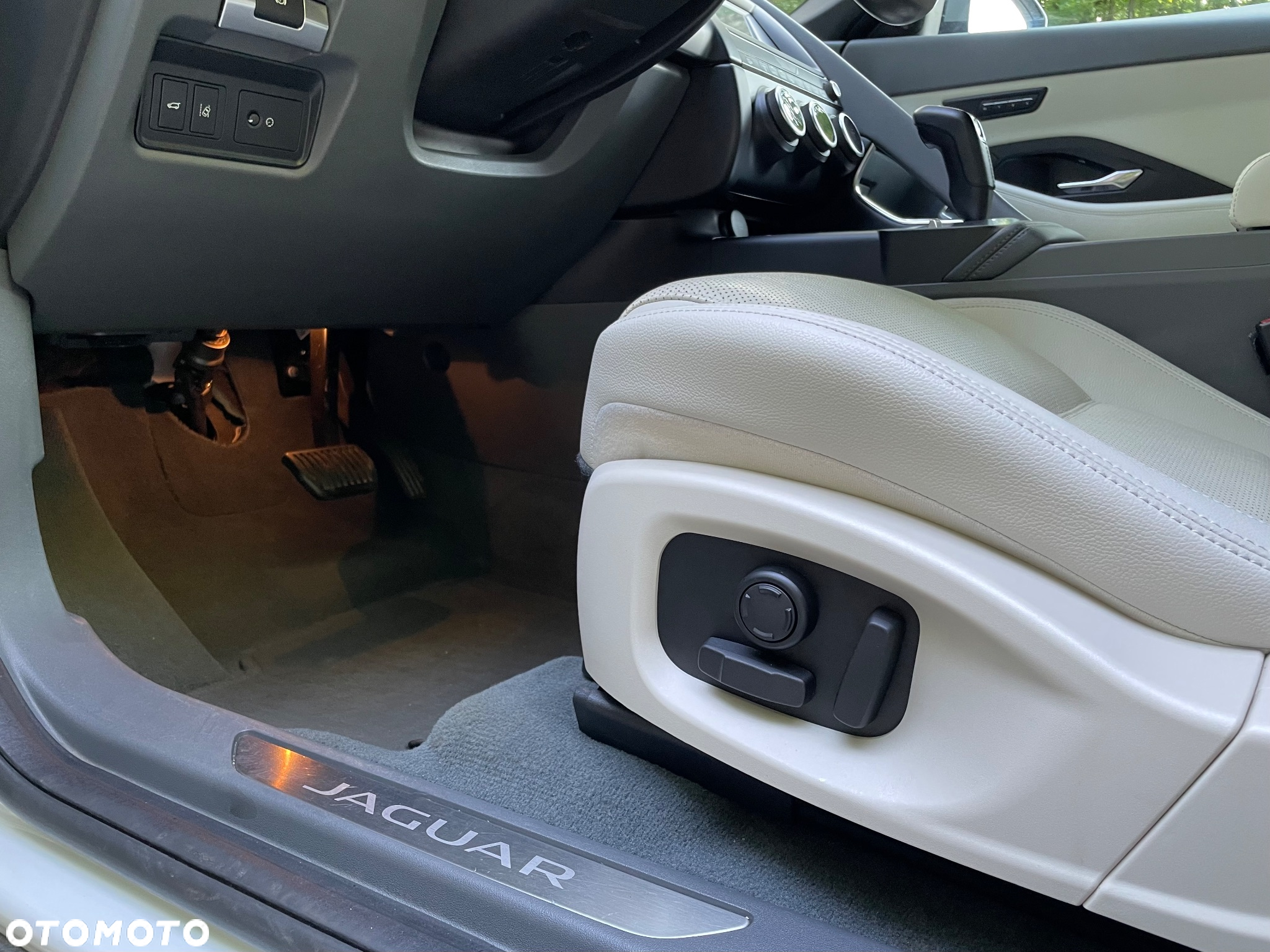 Jaguar E-Pace P250 AWD R-Dynamic SE - 12