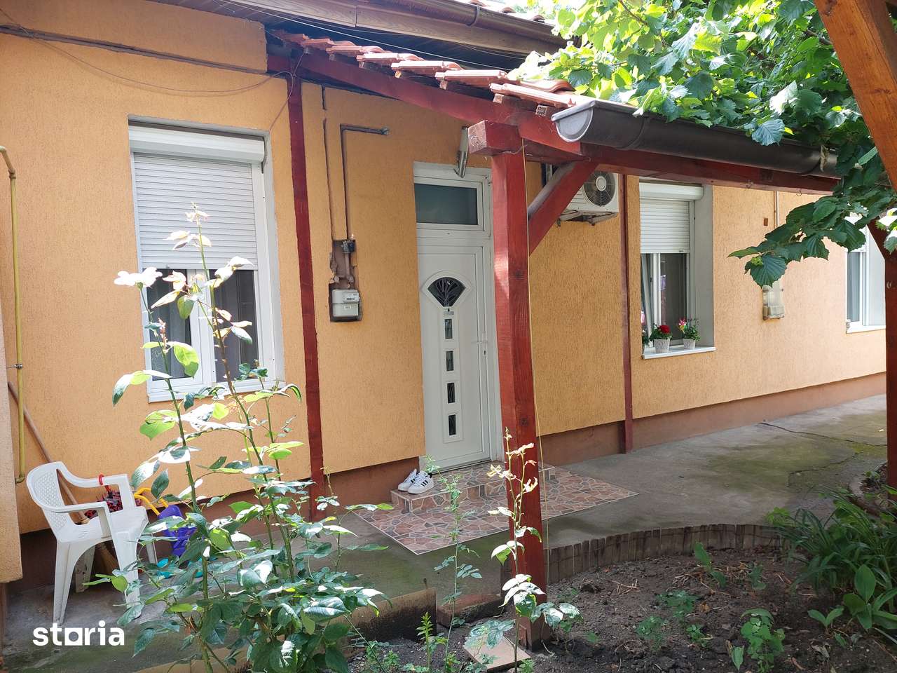 Vand casa in curte comuna
