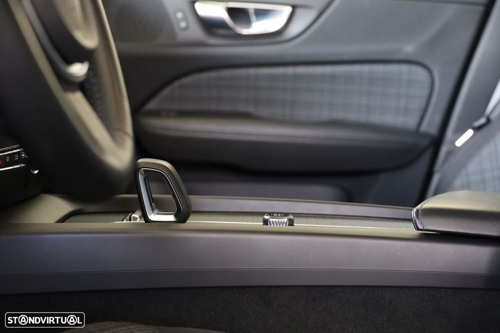 Volvo V60 2.0 B4 Momentum Geartronic - 16